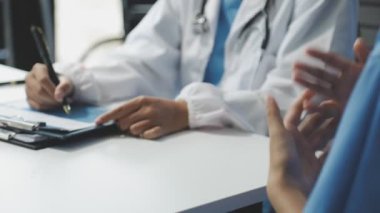 Doktor hastayla çalışıyor.