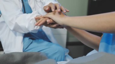 Doktor ve hemşire el sıkışan
