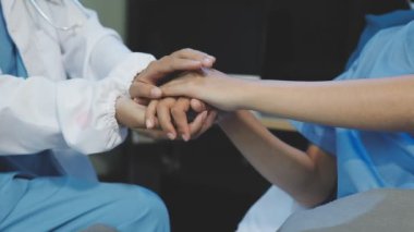 Kadın doktor ve hemşire hastanede.