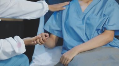 Steteskopu ve eli olan genç bir kadın doktor.