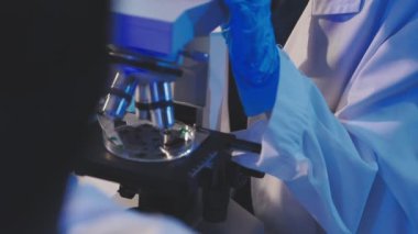 Mavi ceketli laboratuvar asistanı. Laboratuvar araştırması. Kapat.