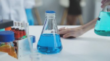 Laboratuvarda çalışan bilim adamına yakın plan.