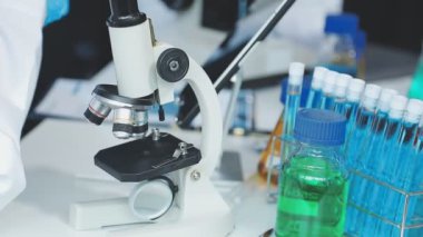 Laboratuvarda bir mikroskobun kapağını kapat.