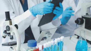 Laboratuvarda çalışan genç bilim adamı..