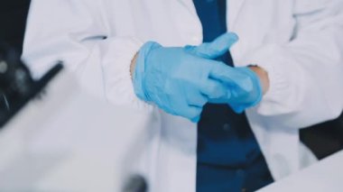 Elinde tıbbi bir şırınga tutan bir doktor..