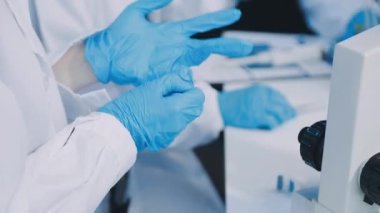 Laboratuvarda bir mikroskoba yakın çekim.