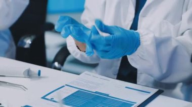 Laboratuvardaki bilim adamının kapanışı.