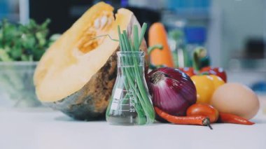 Mutfak masasında taze sebzeler..