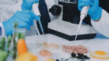 Bilim adamı bir laboratuvar örneğiyle çalışıyor.