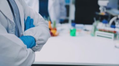 yakın plan - laboratuvarda çalışan genç bir doktorun..