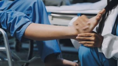 Doktor hastayı hastanede muayene ediyor.