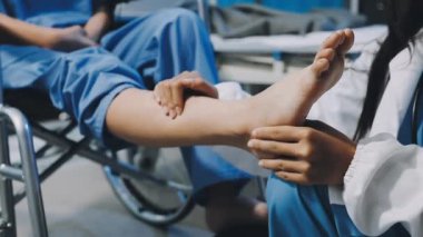 Hastanedeki hastanın ayağını kapat.