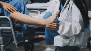 Hastane odasındaki doktorun elini kapat.