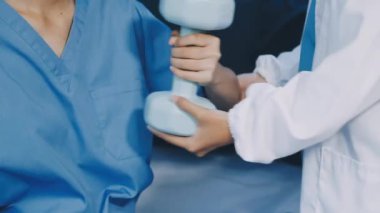 Hastane üniformalı kadın hasta.