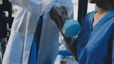 Steteskoplu beyaz üniformalı doktoru ve hastanedeki hastayı kapatın..