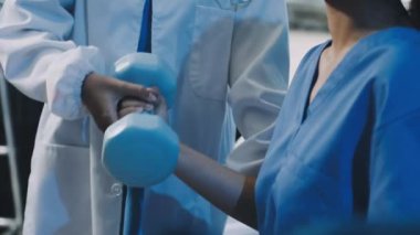 Genç bir kadın beyaz havluyla masaj yapıyor.