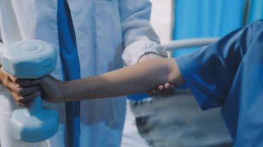 Dambılları tutan doktorun elini kapat. spor konsepti