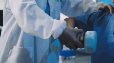 Üniformalı ve elleri olan doktor.