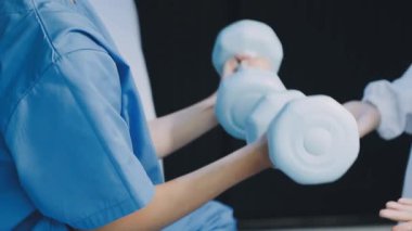 Elinde steteskop olan bir doktor genç bir kadının ellerinde. Yakın plan..