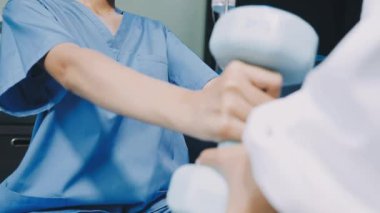 Yaklaşın. Spor salonunda el ele tutuşan bir kadın.