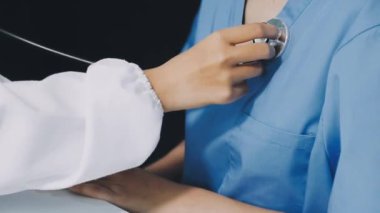 steteskop elinde tutan doktor