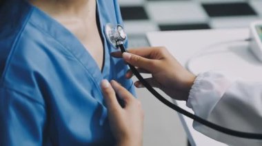 Stetoskop tutan kadın doktorlara yakın çekim