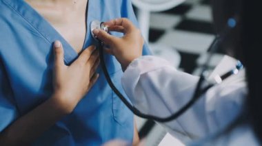 Doktor ellerinin steteskop ve hastayı hastanede tutması.