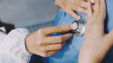 Doktor elini kalple kapat.