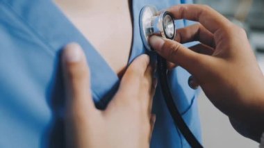 Steteskopu ve elleri olan bir doktor.