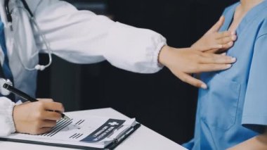 Üniformalı doktor ve tıbbi ekip hastane ofisinde hastayı tartışıyor, tıp konsepti