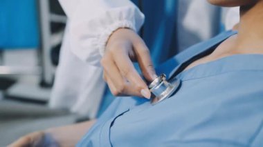 Steteskop ve kadın eli olan bir doktor.