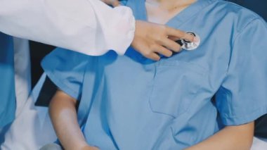 Doktor kan basıncını ölçüyor.