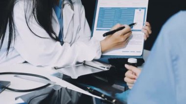 Hastane ofisindeki tıp doktoru.