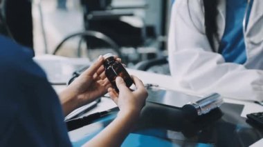 Eczanede çalışan genç bir kadın eczacı. eczane kavramı