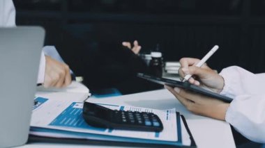 Modern ofiste bilgisayarda çalışan iş adamları