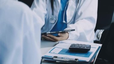 genç bir doktor hastanede