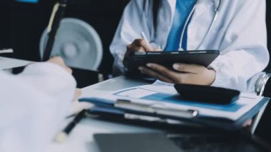 Ofiste elinde tablet olan bir doktor var..
