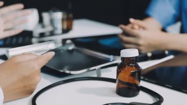 Doktor hastanede tablet kullanma.