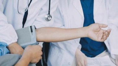 Doktor hastanede steteskopu elinde tutuyor..