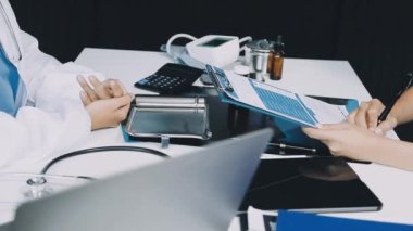 Tablet üzerinde çalışan ve tablet kullanan iş adamları