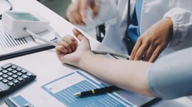 Doktor hastane masasında kan basıncını ölçüyor..