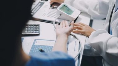 Modern ofiste bilgisayarla çalışan iş adamları takımı.