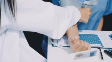 Doktor hasta ve hemşireyle hastanede.