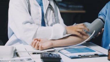 Doktor hastane ofisinde dijital tabletle çalışıyor..