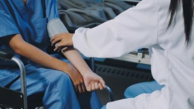 Steteskopu olan genç bir kadın doktor ve hastanedeki hasta.