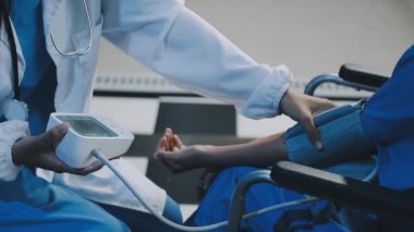 Hastahanede kan basıncını ölçen doktorlara yakın durun.