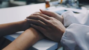 Genç kadın doktor ve hasta yakınlarına yakın durun..