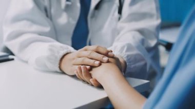 Doktor ve hasta elleri ofiste. Doktor hastanede.