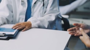 Doktor ve hasta hastanede, doktor ve hemşire.