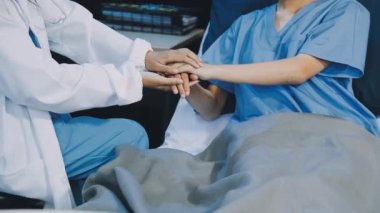 Üniformalı iki genç doktor klinikteki hastayı muayene ediyor.